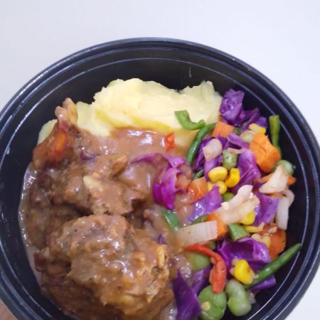 Mashed Potatoes with Gravy, Beef & Veggies (580 kcal)